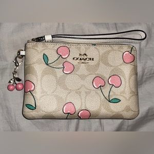 Corner Zip Wristlet In Signature Canvas With
Heart Cherry Print